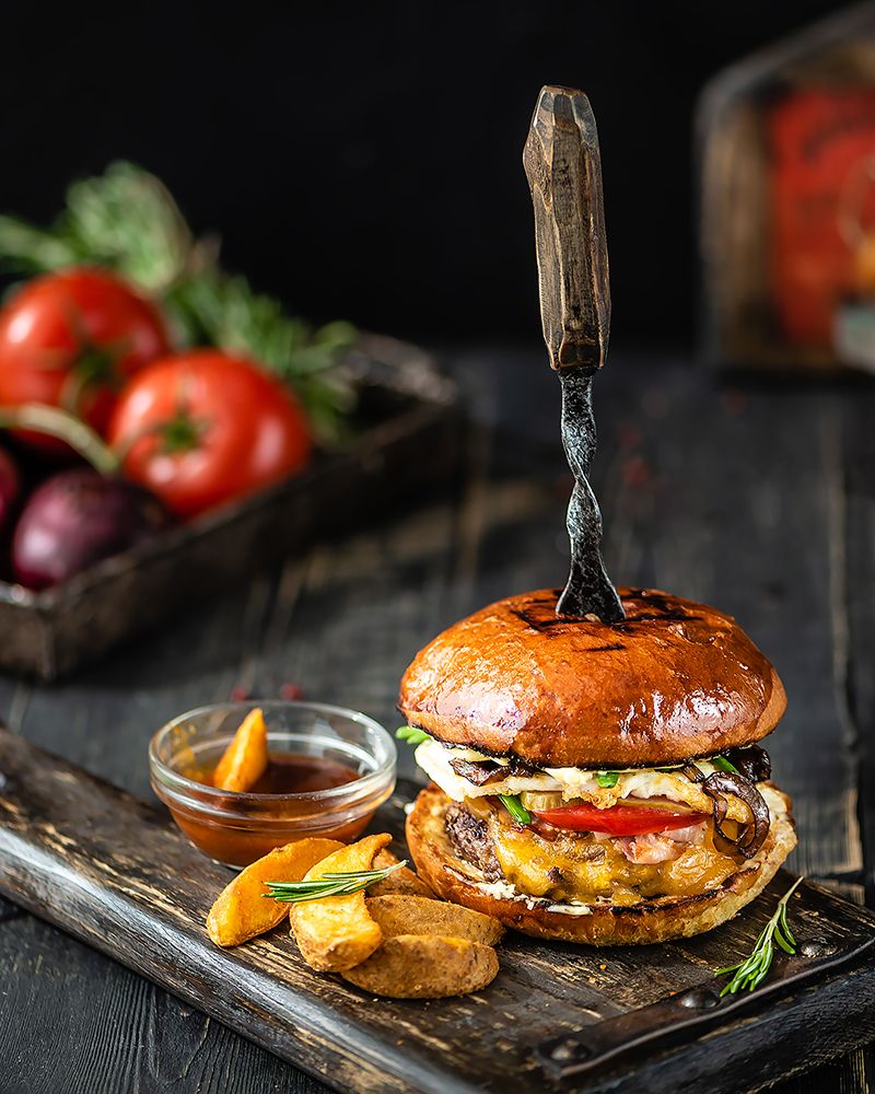Мясной гамбургер и картошка фри